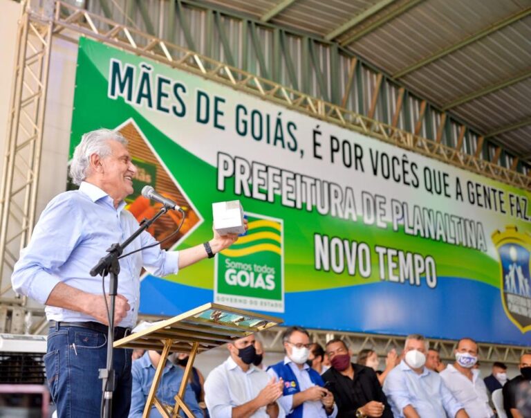 Em Planaltina, Caiado entrega cartões para auxiliar alimentação de famílias em situação de vulnerabilidade e computadores para estudantes