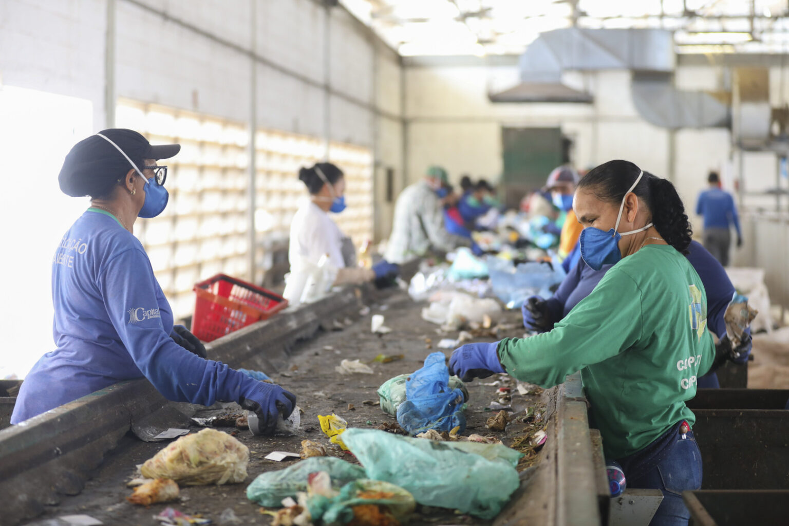 No Complexo Integrado de Reciclagem (CIR), inaugurado há três anos, são mantidas 11 unidades de triagem de materiais recicláveis usadas por cooperativas e associações credenciadas e contratadas pelo GDF, por meio do SLU