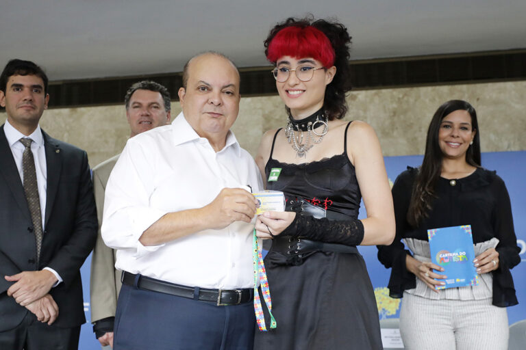 Júlia Stavros recebeu a nova carteira de identificação das mãos do governador Ibaneis Rocha | Foto: Joel Rodrigues/ Agência Brasília