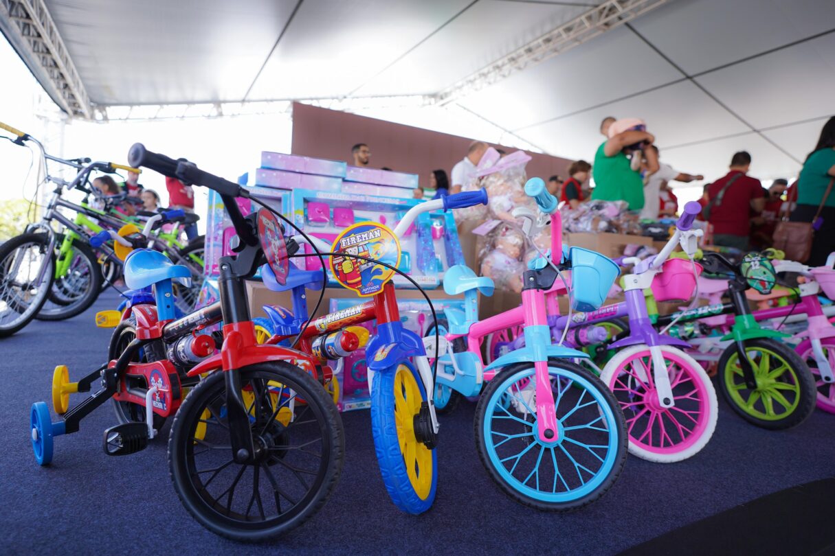 Gracinha Caiado celebra entrega de brinquedos em Aparecida de Goiânia: “Poder proporcionar essa magia do Natal às famílias goianas é muito gratificante” (Foto: Secom)