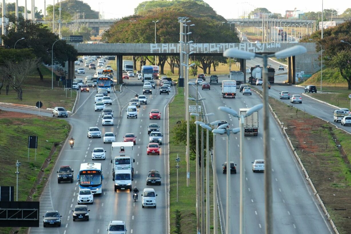 om investimento de mais de R$ 190 milhões, o projeto inclui a construção de uma via exclusiva para o BRT em pavimento rígido, com faixa de rolamento de quatro metros de largura em cada sentido, e três estações com passarelas | Foto: Agência Brasília