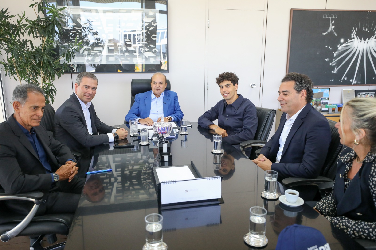 Ao lado do piloto Gabriel Bortoleto, o governador Ibaneis Rocha anunciou a reabertura do Autódromo de Brasília em 30 de novembro | Foto: Renato Alves/Agência Brasília
