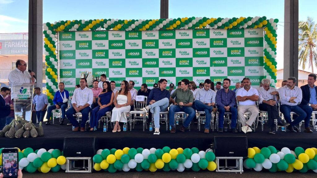 Daniel Vilela durante entrega de cartões do Agro é Social, em Jaraguá: ação beneficia 708 produtores rurais do Vale do São Patrício Fotos: Ana Flávia Marinho/Seapa