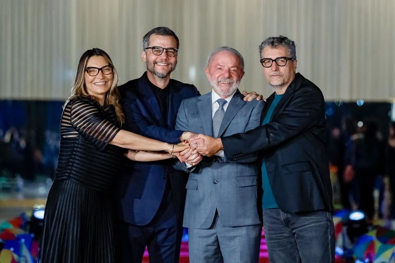 A primeira-dama Janja, Wagner Moura, presidente Lula e Kleber Mendonça Filho, durante exibição do filme O Agente Secreto, no Palácio da Alvorada, em Brasília - Foto: Ricardo Stuckert/PR