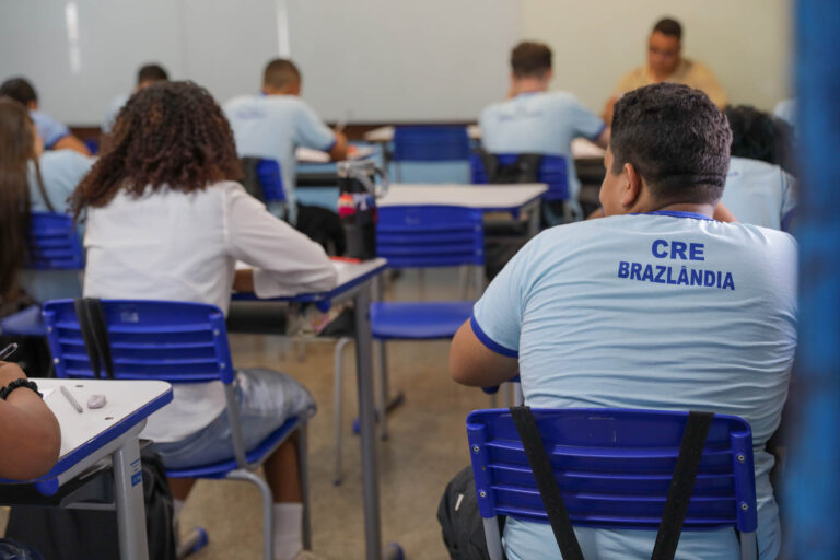 Após um ano sem celular, escolas públicas registram melhora no rendimento e na convivência entre os alunos