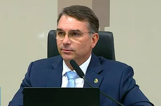 Flávio Bolsonaro e Empresas Vorcaro: Notas Fiscais sob Investigação
