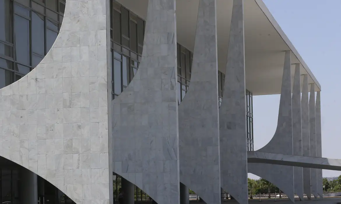 Brasil inicia reciprocidade contra tarifas dos EUA e busca diálogo