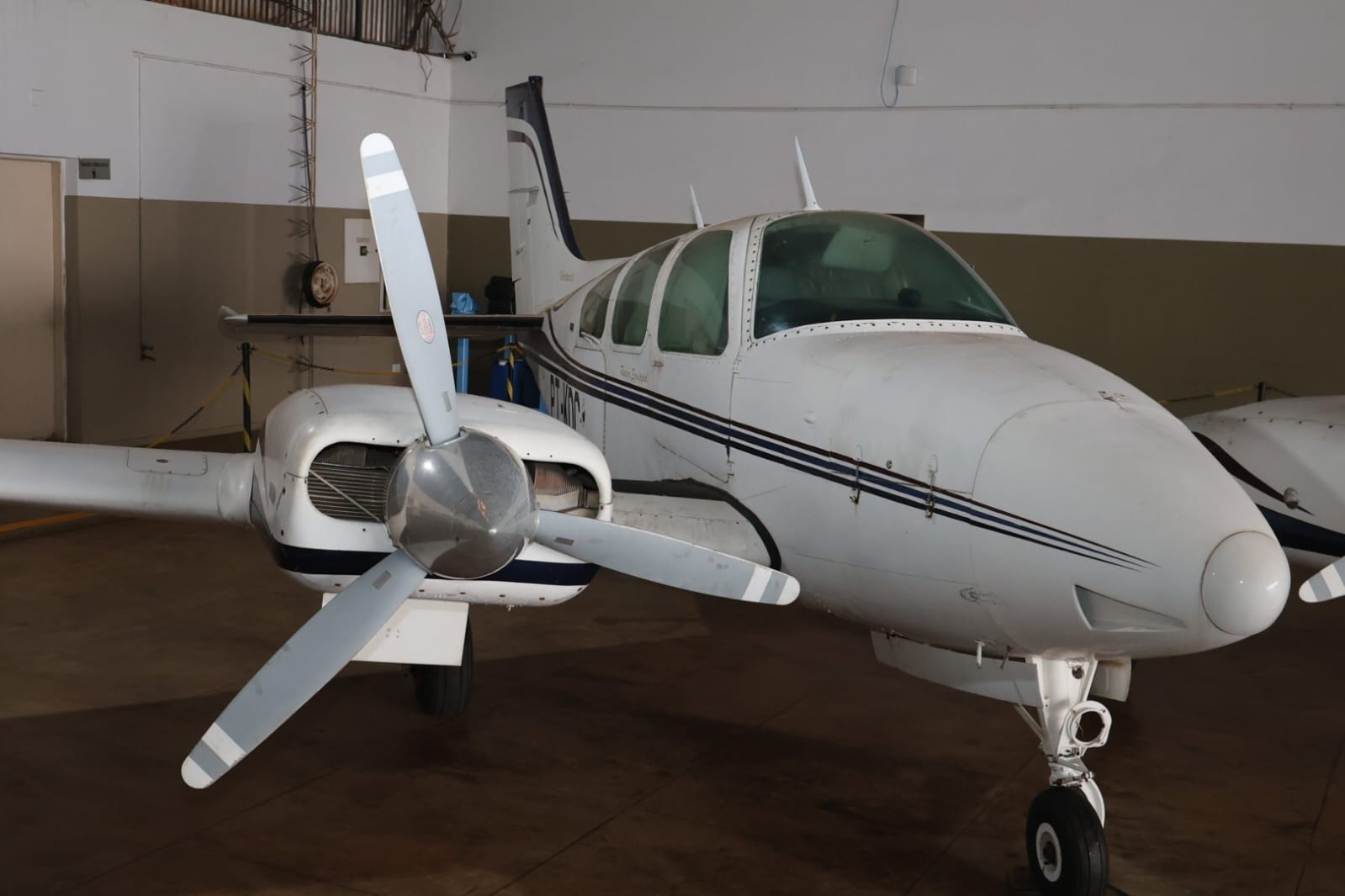 Governo de Goiás leiloa avião bimotor com lance inicial de R$ 200 mil