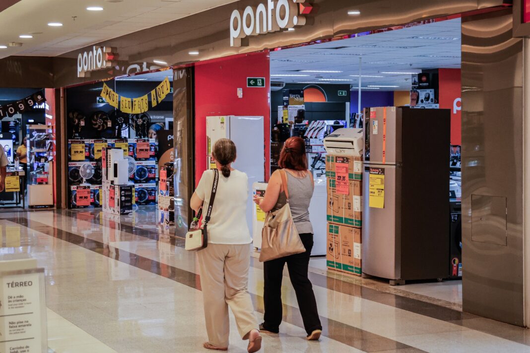 Intenção de consumo das famílias do DF fica abaixo da zona de satisfação, aponta CNC