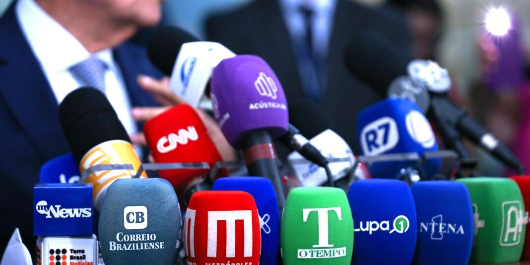Assédio e sobrecarga comprometem a saúde mental de jornalistas, aponta pesquisa