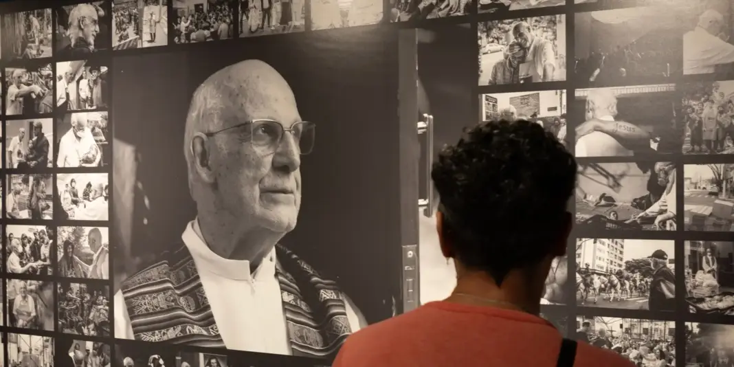 Exposição em São Paulo presta homenagem ao padre Júlio e a pessoas em situação de rua