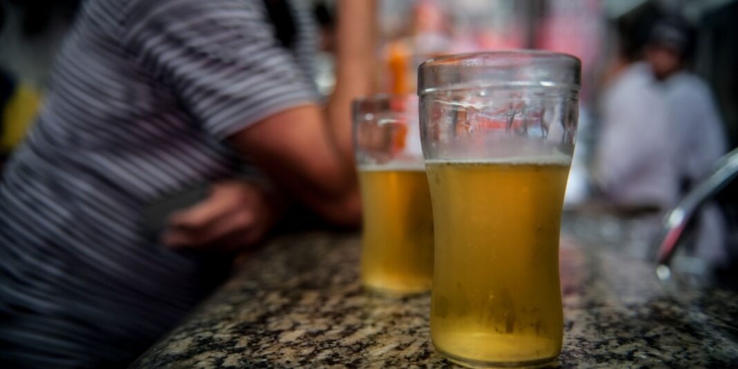 Especialistas alertam sobre os riscos de cegueira associados ao consumo de álcool e cigarro