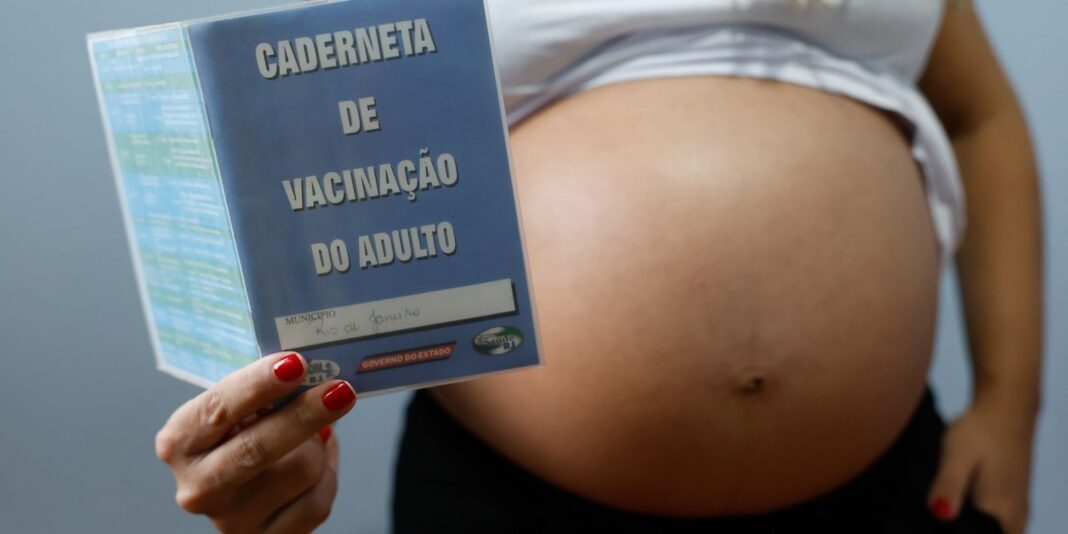 Resistência à vacinação contra gripe e covid-19 representa risco para gestantes