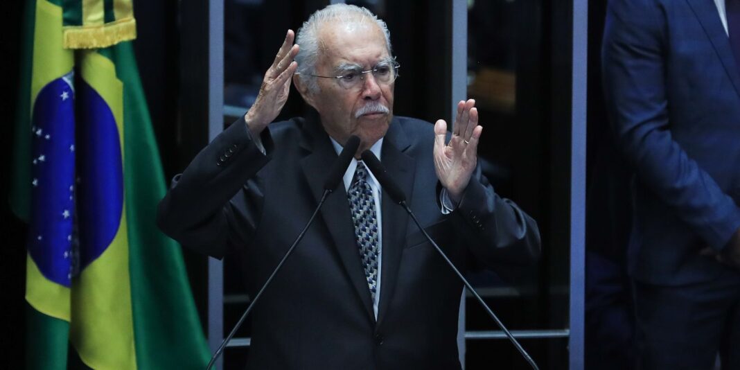 Ex-presidente José Sarney é internado com pneumonia