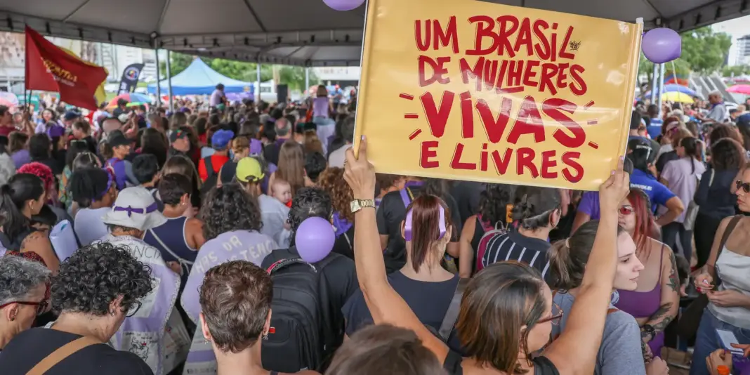 Violência impacta rotina e decisões de 98% das mulheres brasileiras