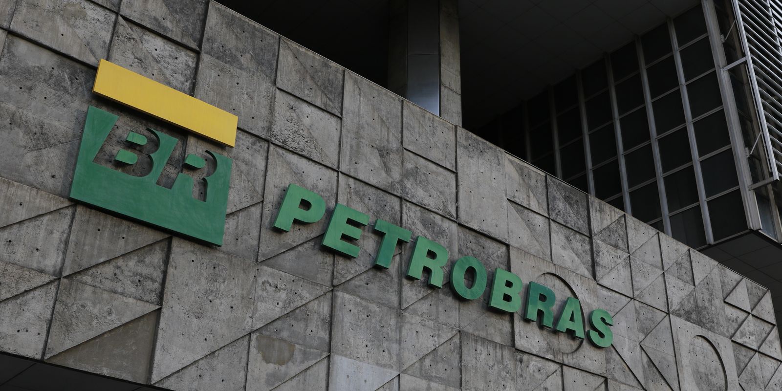 Petrobras nomeia primeiro navio com tripulação totalmente feminina