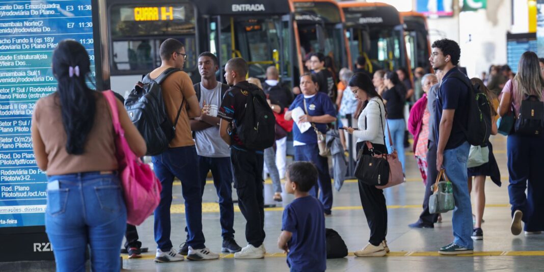 Setor de serviços registra estabilidade em julho e crescimento de 2,4% em 12 meses