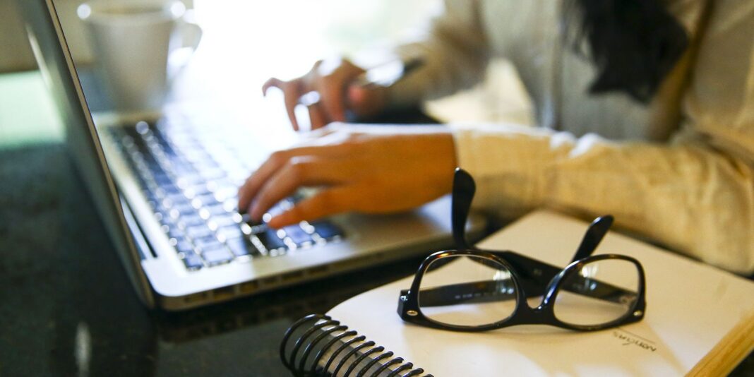 Programa disponibiliza cursos gratuitos de IA para educadores