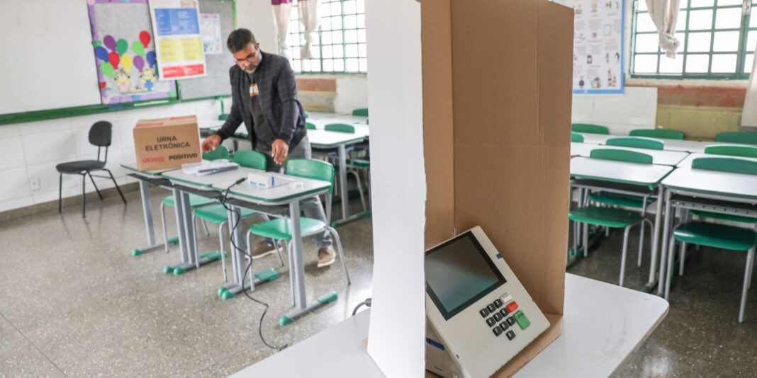 No estado de São Paulo, 32 urnas com problemas são trocadas