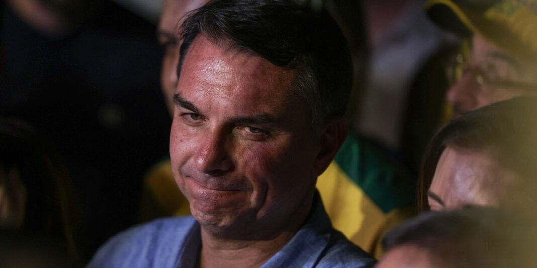 Fuga e carta golpista intensificam isolamento de Flávio Bolsonaro