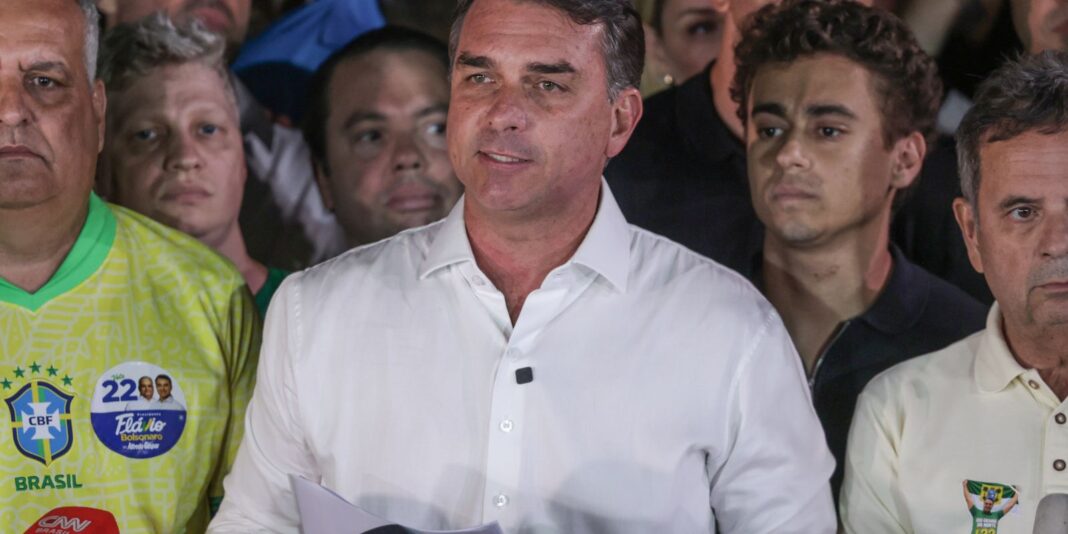 Flávio agradece a Milei e Trump por apoio em carta enviada durante crise política