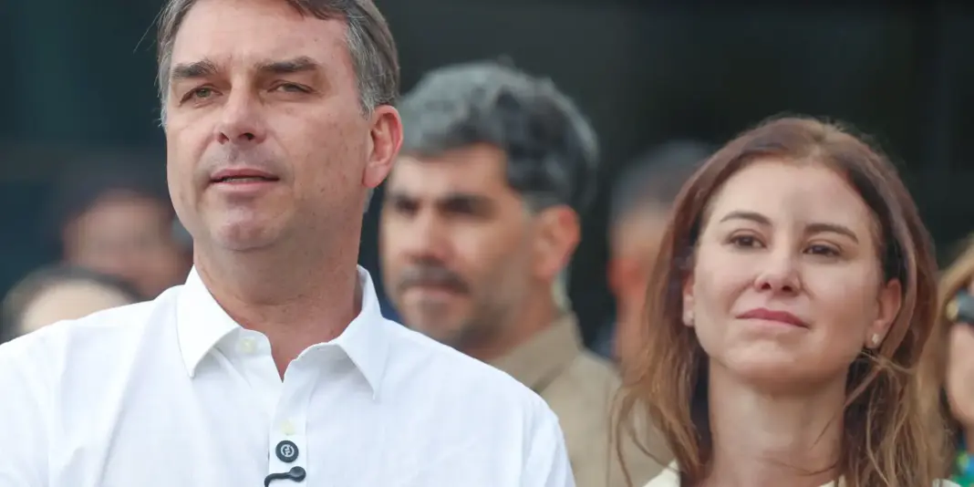 Flávio Bolsonaro comparece a missa na Catedral de Brasília