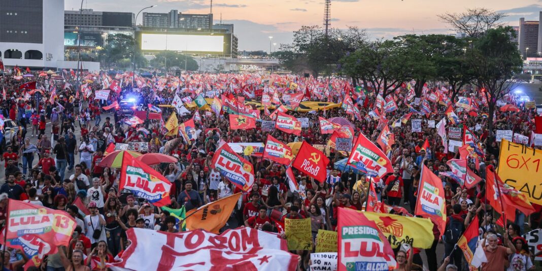Estudantes se mobilizam na Esplanada em apoio a Lula