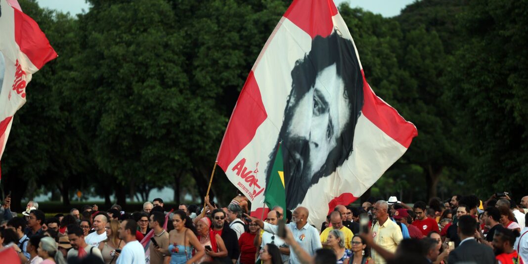 Lula e eleitores idosos celebram juntos em evento de aniversário