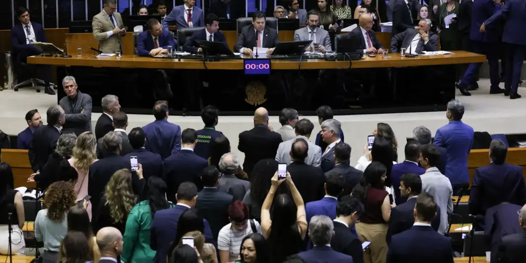 Alcolumbre agenda votação da PEC que extingue a regra do 6x1 para quarta-feira