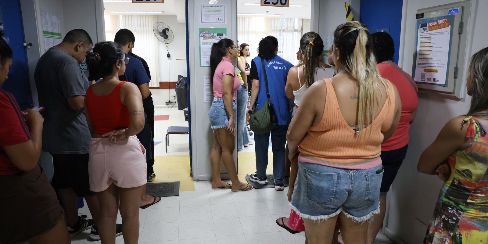 Moradores da Maré organizam campanha para informar sobre locais de votação