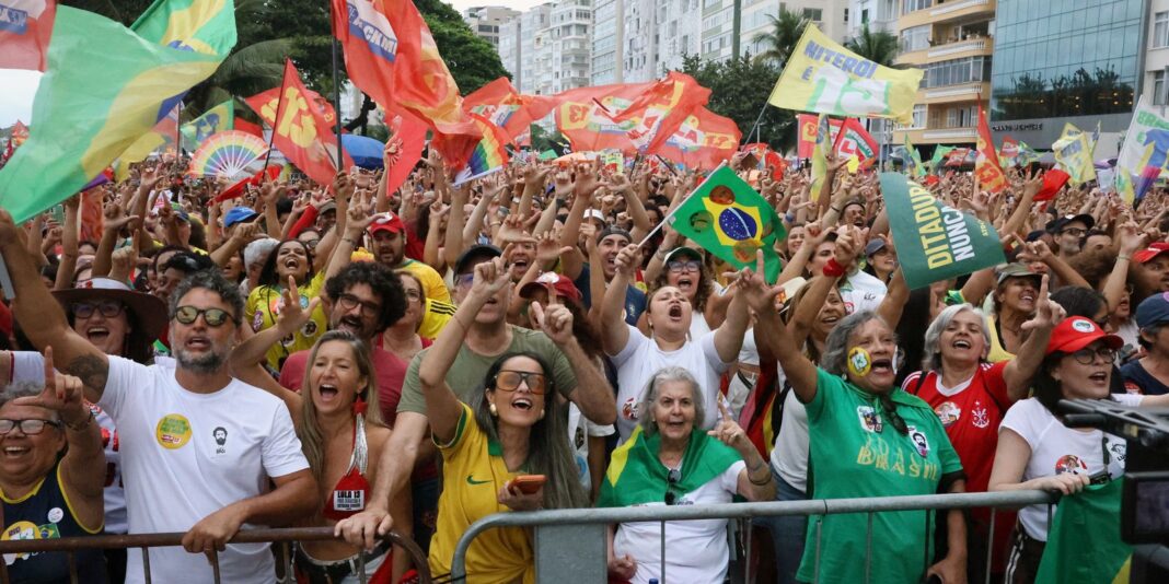 Ato em defesa da democracia e de Lula atrai milhares em Copacabana