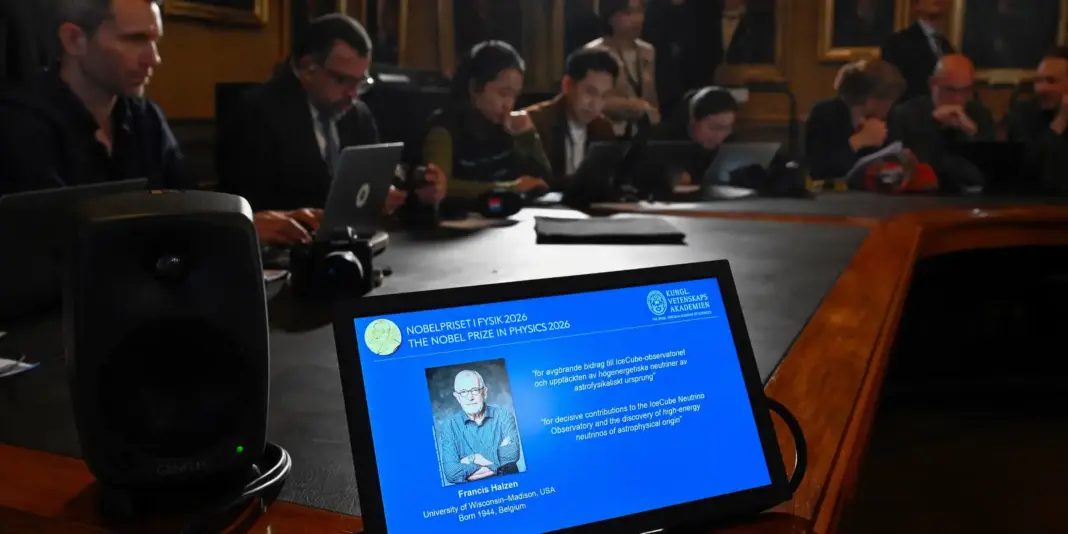 Cientista belga que identificou a menor partícula do universo é agraciado com o Nobel de Física