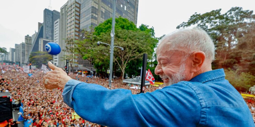 Ato em apoio à reeleição de Lula reúne milhares na Avenida Paulista