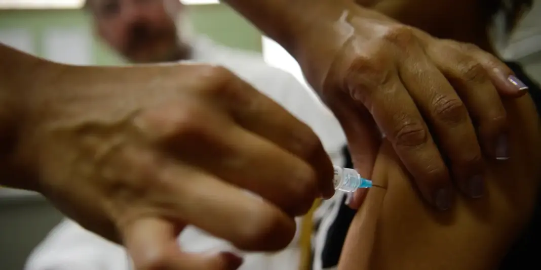 Consultas por lesões pré-cancerígenas diminuem após vacinação contra HPV