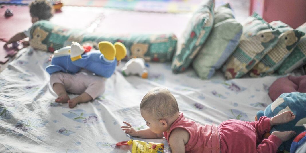 Mais de 330 mil crianças foram internadas no Brasil devido a quedas em 10 anos