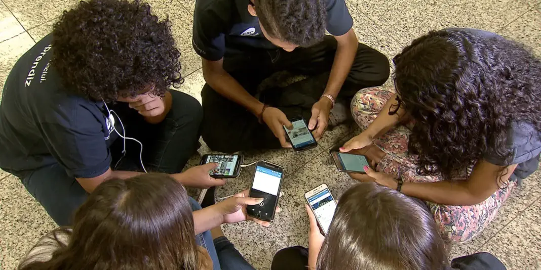Pesquisa revela que 82% da população é contrária ao uso de celular por crianças de até 3 anos