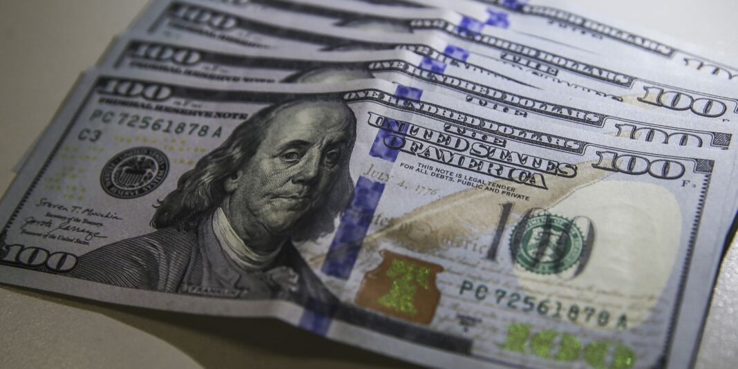 Dólar recua para R$ 5 devido a fatores externos e ajustes pós-eleitorais