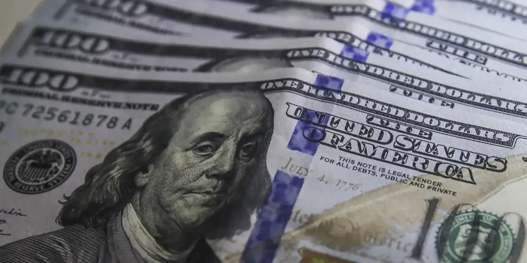 Dólar recua para R$ 5,01 em meio a fatores externos e expectativas eleitorais no Brasil