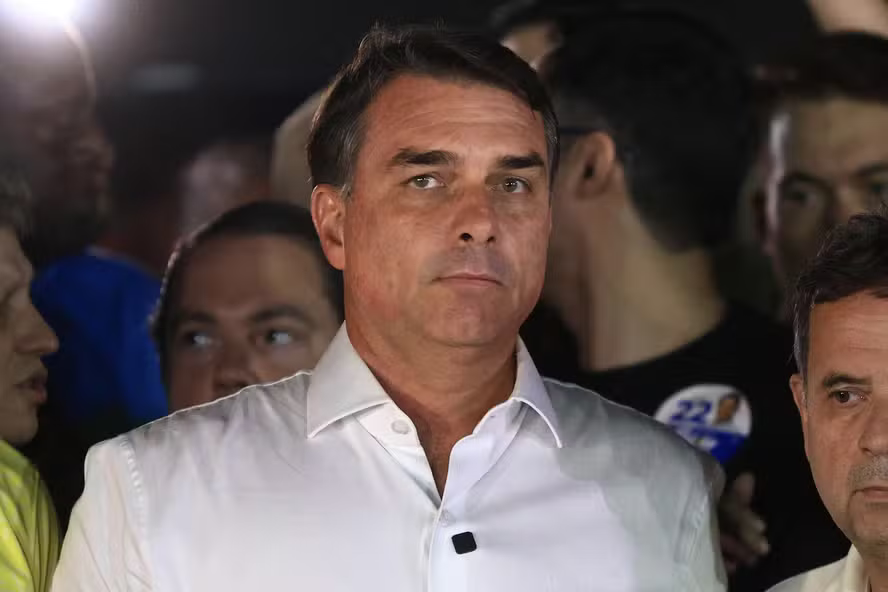 Flávio Bolsonaro fala com a imprensa após perder a eleição — Foto: Brenno Carvalho / Agência O Globo