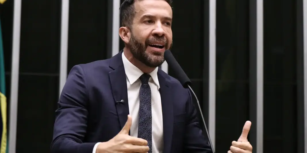 Deputado André Janones é internado em São Paulo devido a arritmia