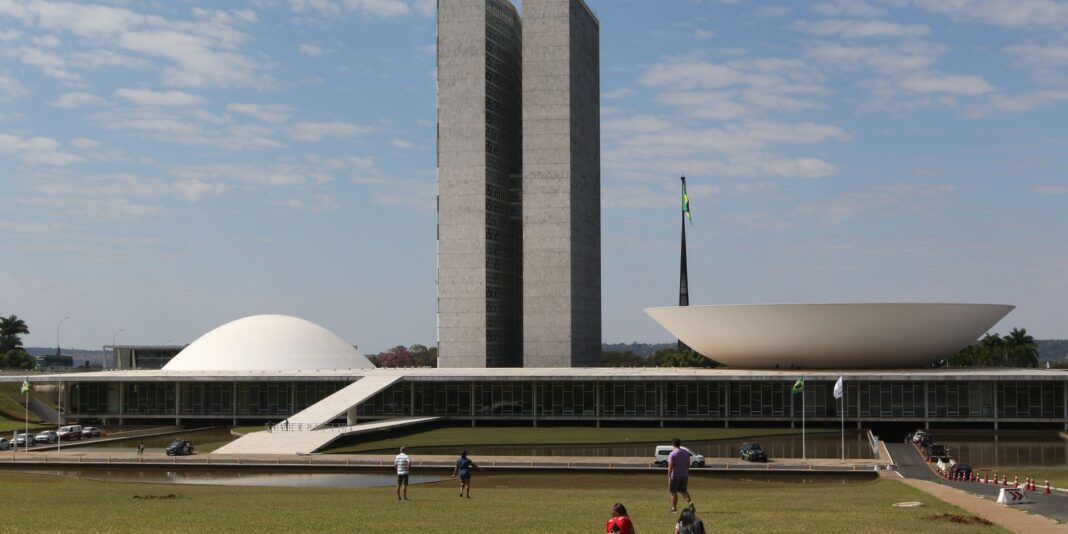 Calendário especial pode agilizar votação da PEC que extingue a escala 6x1