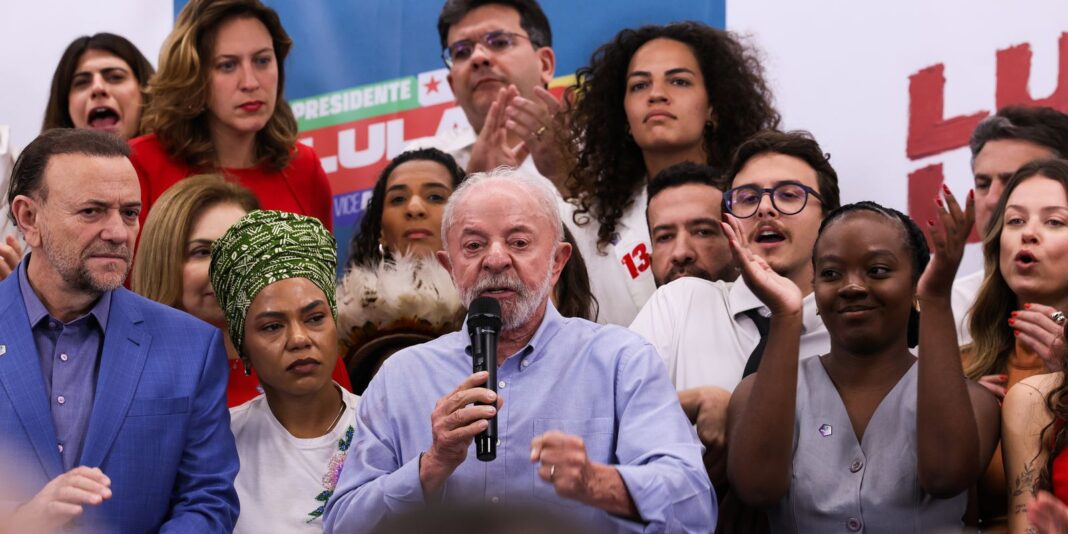 Lula questiona Flávio Bolsonaro sobre apoio ao término da escala 6x1