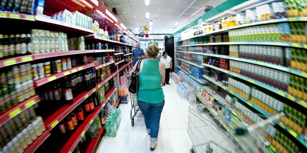 Produção industrial registra queda de 0,6% de julho para agosto, segundo IBGE