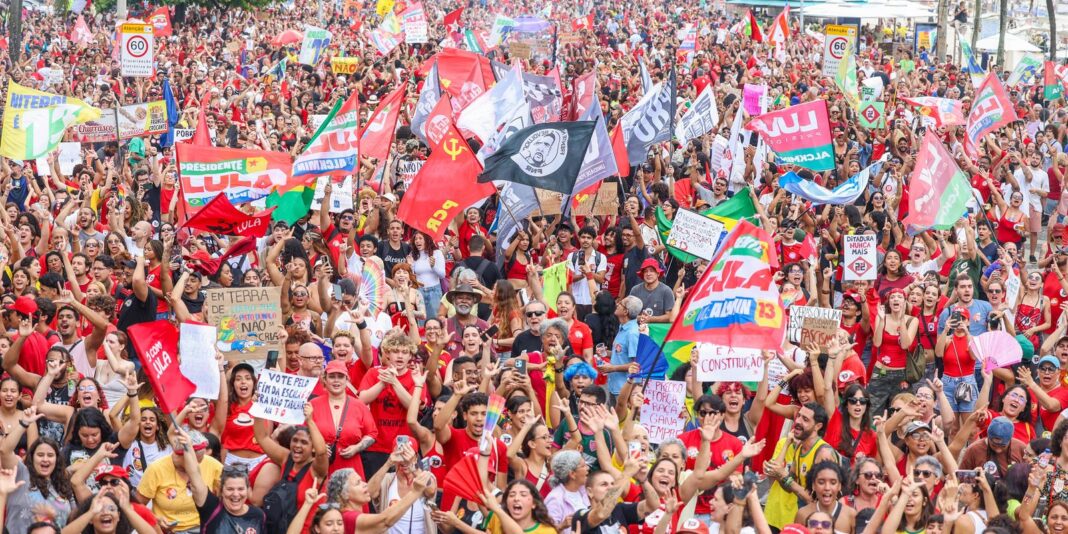 Milhares se reúnem em Copacabana em manifestação pela democracia e apoio a Lula