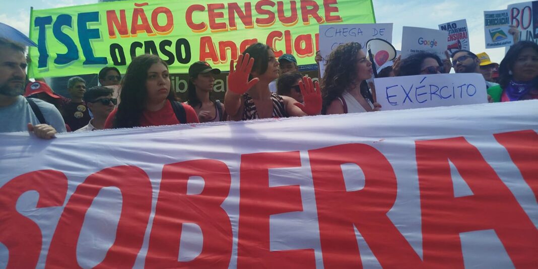 Ativistas realizam protesto no TSE contra decisão de Mendonça no caso Ana Clara